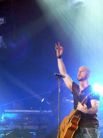 chris-daughtry-01-2006-7-9.avif