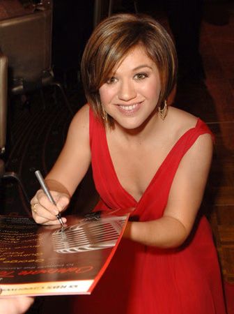 kelly-clarkson-02-2006-11-12.avif