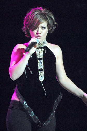 kelly-clarkson-07-2006-11-02.avif