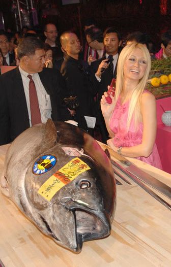 paris-hilton-02-2006-12-29.avif
