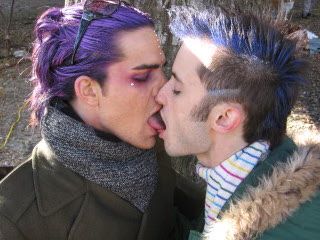 adam-lambert-kissing-01-2009-03-02.avif