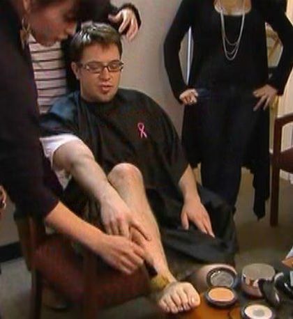 danny-gokey-pedicure-01-2009-03-27.avif