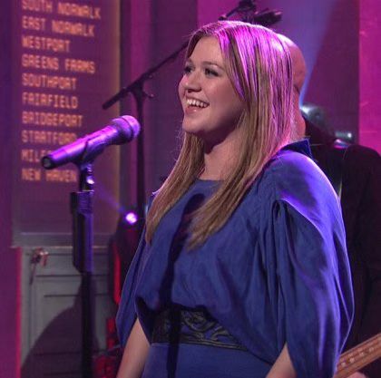 kelly-clarkson-snl-01-2009-03-15.avif