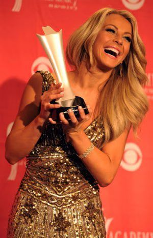 julianne-hough-award-01-2009-04-05.avif