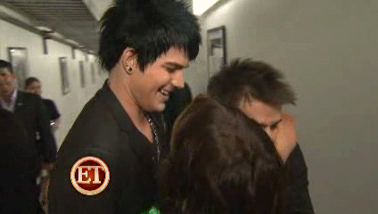Adam Lambert kisse Kris Allen