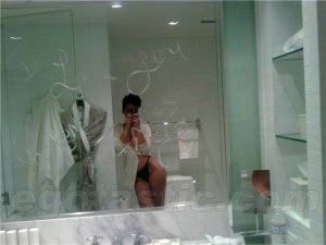 rihanna-nude-03.avif