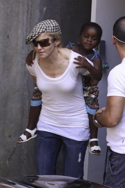 90627L3_MADONNA_B_GR_01.avif