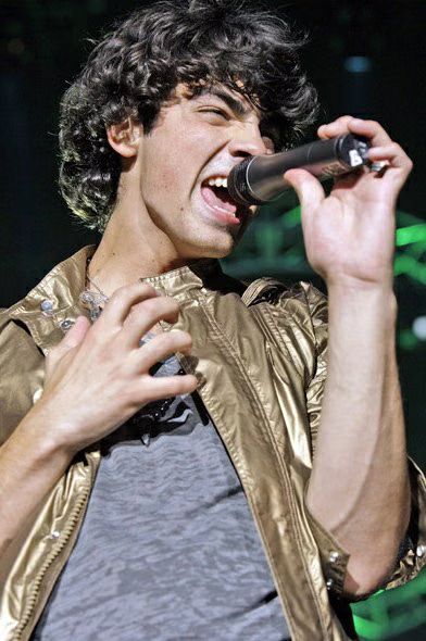 jonas-brothers-01-2009-06-15.avif