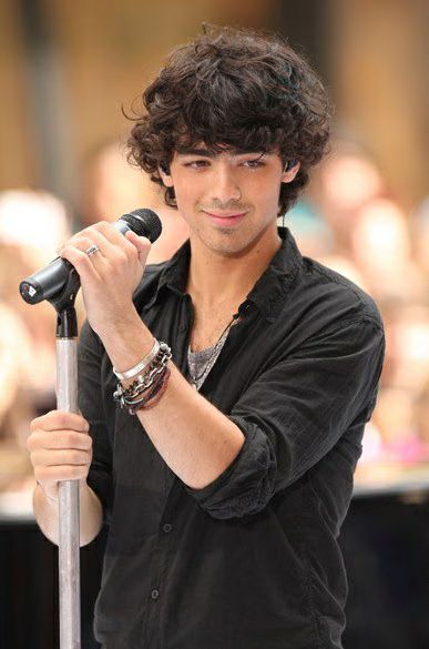 jonas-brothers-01-2009-06-20.avif