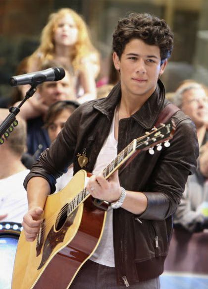 jonas-brothers-02-2009-06-20.avif