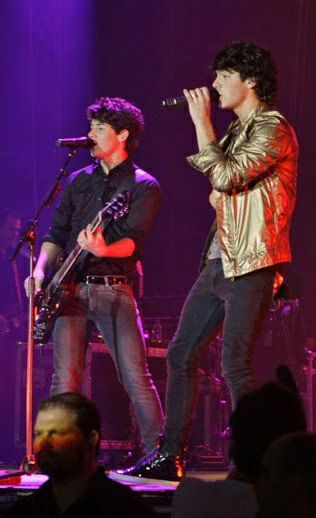 jonas-brothers-03-2009-06-15.avif