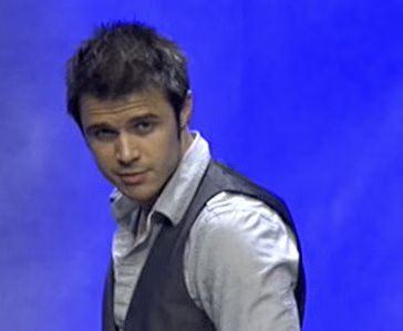 kris-allen-walmart-01-2009-06-05.avif