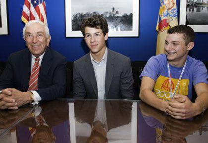 nick-jonas-02-2009-06-23.avif