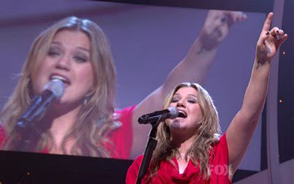 kelly-clarkson-01-2009-07-02.avif