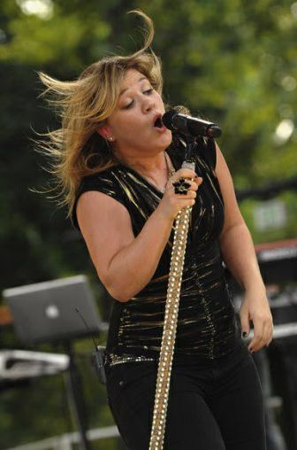 kelly-clarkson-01-2009-07-31.avif