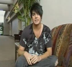 adam-lambert-01-2009-09-25.avif