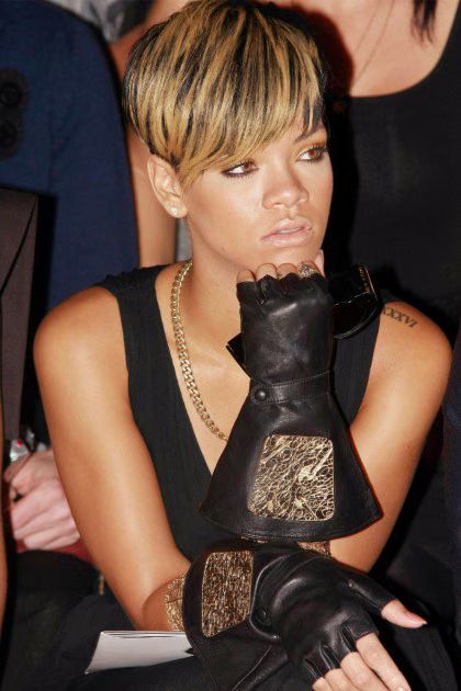 61211EB_RIHANNA_B-GR_10.avif