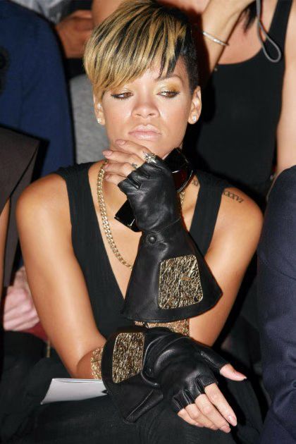 61211EB_RIHANNA_B-GR_11.avif