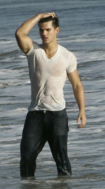Taylor Lautner - Beach Wet