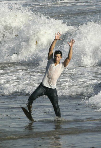 Taylor Lautner - Beach Wet