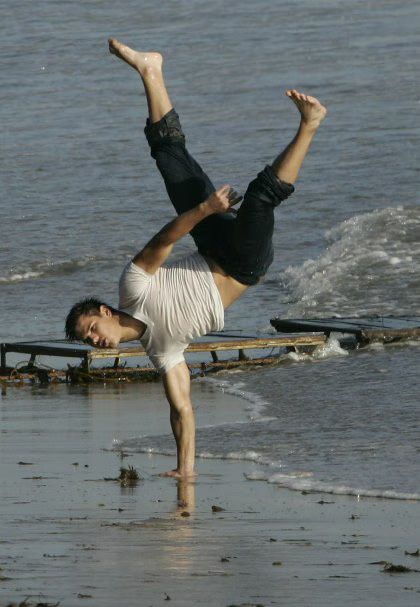 Taylor Lautner - Beach Wet