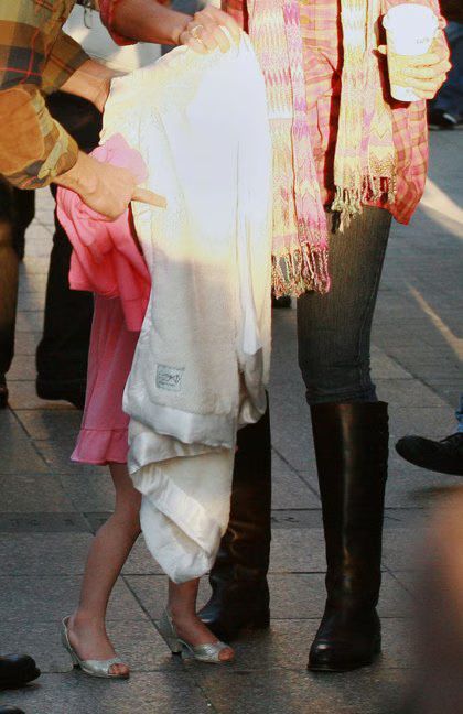 Suri Cruise - Drinks Starbucks, Wears Heels