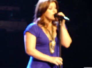 kelly-clarkson-01-2009-10-03.avif