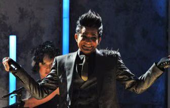 Adam Lambert Performance FYE AMA 03-2009-11-22.jpg