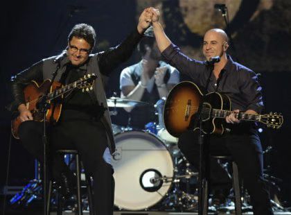 Chris Daughtry Vince Gill 01-2009-11-12.jpg