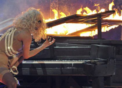 Lady Gaga Burning Piano 01-2009-11-22.jpg