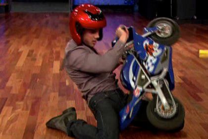Taylor Lautner Jimmy Fallon 01-2009-11-20.jpg