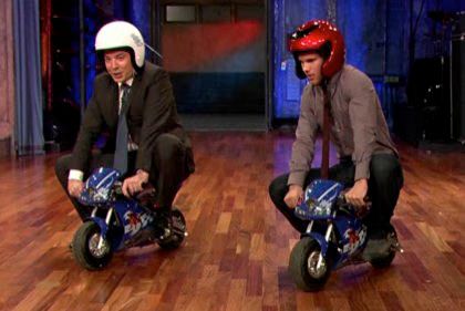 Taylor Lautner Jimmy Fallon 02-2009-11-20.jpg