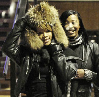 91215X6_RIHANNA_B-GR_02.avif