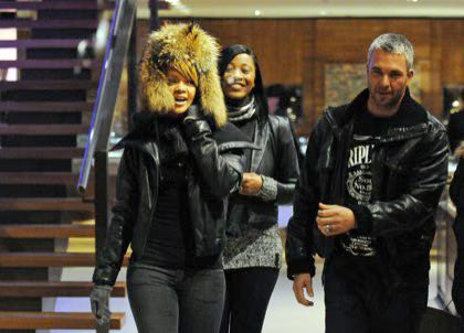91215X6_RIHANNA_B-GR_03.avif