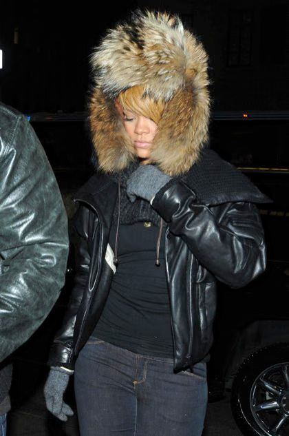 91215X6_RIHANNA_B-GR_04.avif