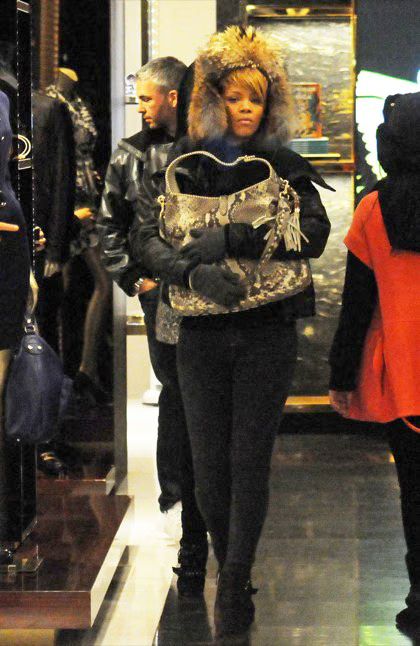91215X6_RIHANNA_B-GR_07.avif
