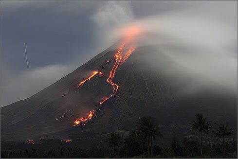 Mayon Volcano 2009.jpg