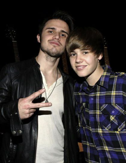 Kris Allen Justin Beiber 02-2010-01-30.jpg