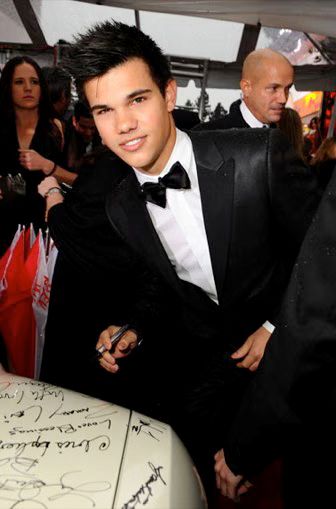 Taylor Lautner Golden Globes 01-2010-01-17.jpg