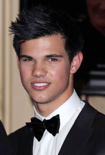 Taylor Lautner Golden Globes 02-2010-01-17.jpg