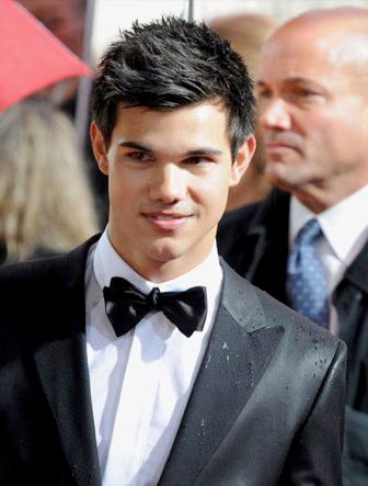 Taylor Lautner Golden Globes 04-2010-01-17.jpg