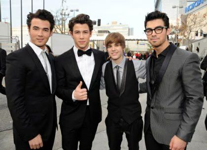 Justin Bieber Jonas Brothers 01-2010-02-01.jpg