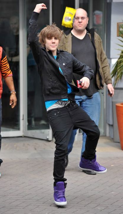 100318X1_BIEBER_B-GR_01.avif