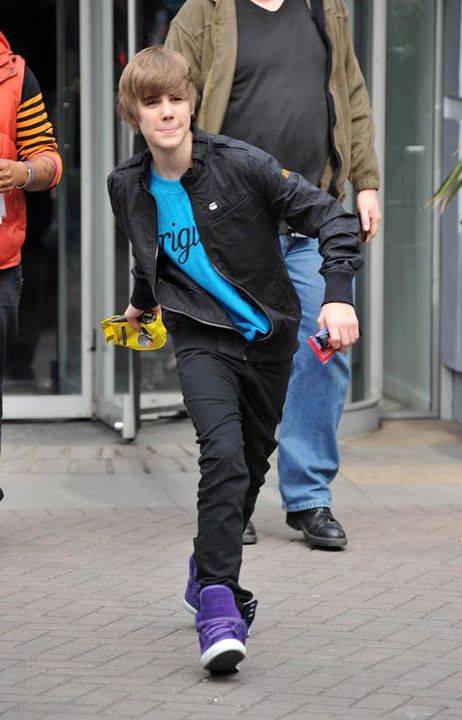 100318X1_BIEBER_B-GR_02.avif