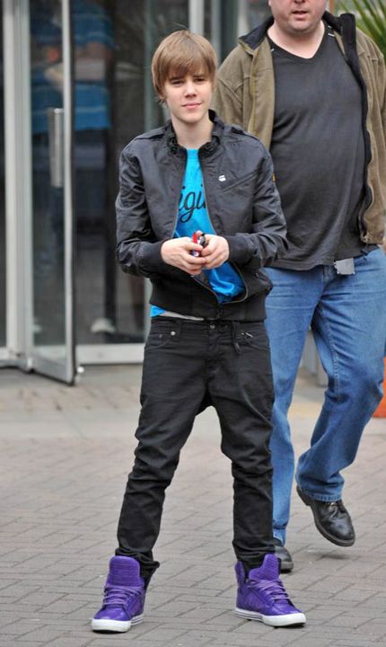 100318X1_BIEBER_B-GR_03.avif