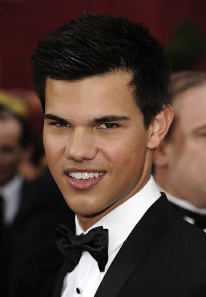 Taylor Lautner Oscars 01-2010-03-07.jpg