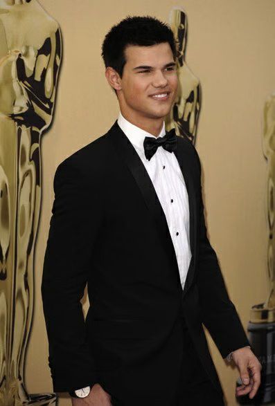 Taylor Lautner Oscars 02-2010-03-07.jpg