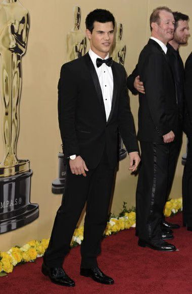 Taylor Lautner Oscars 03-2010-03-07.jpg