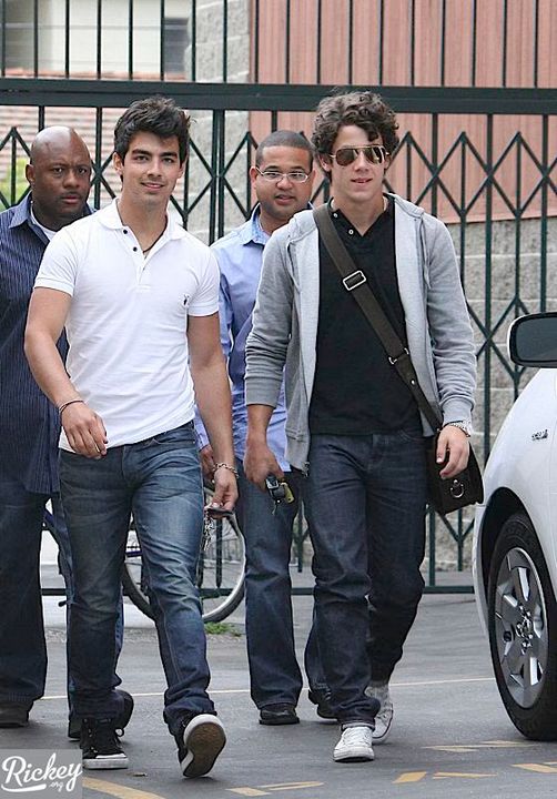100412P1_JONAS_B-GR_01.jpg