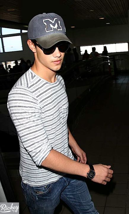 100501NE2_LAUTNER_B-GR_01.jpg